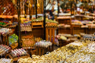 Viyana Avusturya 'daki geleneksel pazarda altın Paskalya yumurtaları sepette