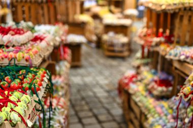 Geleneksel Paskalya pazarında Viyana bahar mevsiminde renkli ve boyalı paskalya yumurtaları