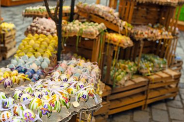 Geleneksel Paskalya Pazarı Viyana Avusturya bahar mevsiminde renkli ve boyalı paskalya yumurtalarıyla