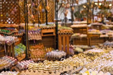 Viyana 'daki geleneksel pazarda altın Paskalya yumurtaları