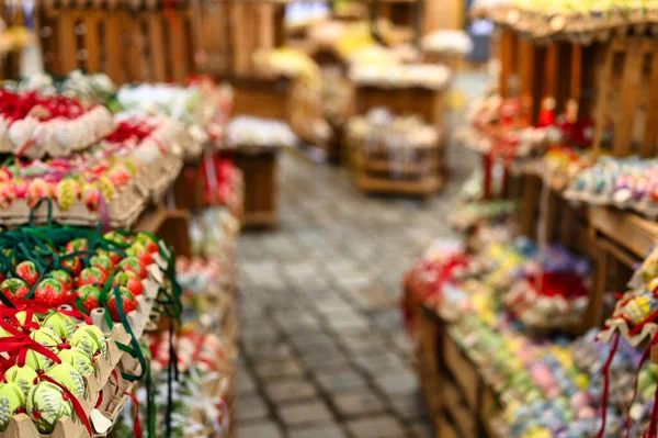 Geleneksel Paskalya pazarında Viyana bahar mevsiminde renkli ve boyalı paskalya yumurtaları
