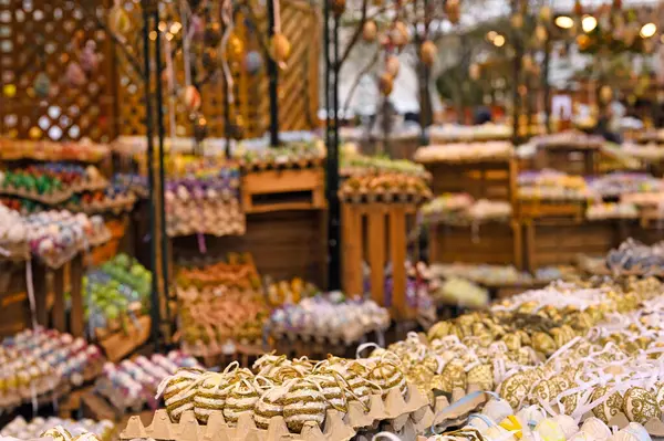 Viyana 'daki geleneksel pazarda altın Paskalya yumurtaları