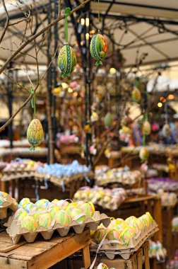 Geleneksel Paskalya pazarında renkli ve boyalı Paskalya yumurtaları Viyana Avusturya