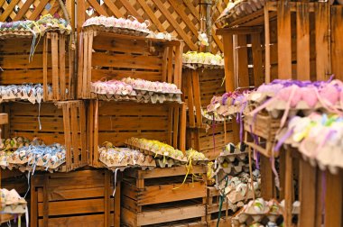 Geleneksel Paskalya pazarında renkli ve boyalı Paskalya yumurtaları Viyana