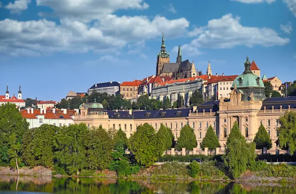 Κάστρο Της Πράγας Και Vltava Ποταμού Στην Πράγα Τσεχική Δημοκρατία Φωτογραφία Αρχείου