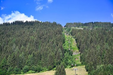 Tepenin tepesine giden hava yolu Kötü Gastein Avusturya