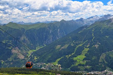 Stubnerkogel Dağı 'ndaki kablolu araba Bad Gastein Avusturya hava görüntüsü
