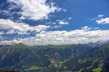 Stubnerkogel dağlarının manzarası Kötü Gastein yaz sezonu