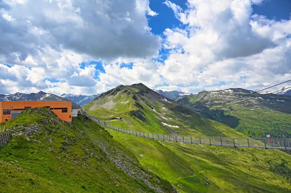 Bad Gastein Avusturya 'da insanlar Stubnerkogel asma köprüsünden geçiyor