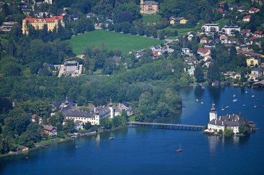 Ortaçağ su kalesi Schloss Ort 'un Gmunden Avusturya' daki Traunsee Gölü 'ndeki panoramik manzarası 