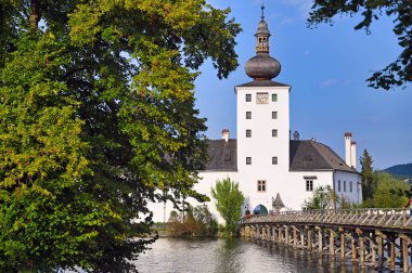 Schloss Şatosu Ort Orth Gmunden 'da Traunsee Gölü' nde yaz mevsiminde