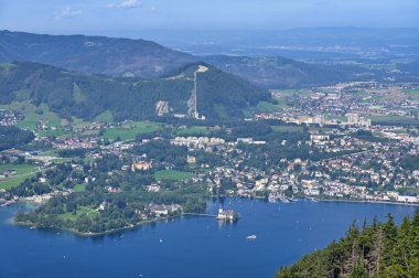 Gmunden Avusturya 'da Traunsee Gölü' ndeki Schloss Orth kalesinin panoramik manzarası 