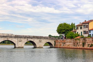 Stone Tiberius köprüsü ve Rimini İtalya 'daki eski kasaba binaları 