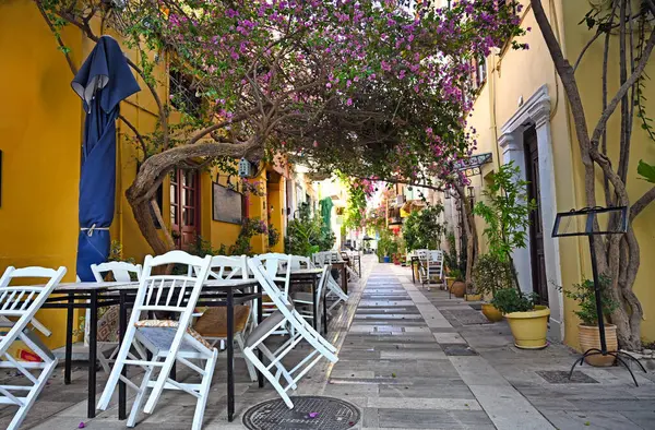 Sabah Nafplion şehrinin dar sokaklarında Bougainvillea çiçekleriyle
