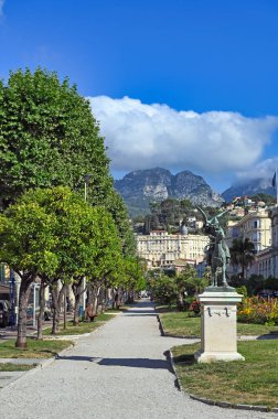 Menton Fransa 'da bir anıtı ve ağaçları olan ana cadde.