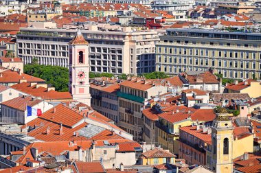 Fransa 'da Fransız bayrağı ve kilise kuleleri