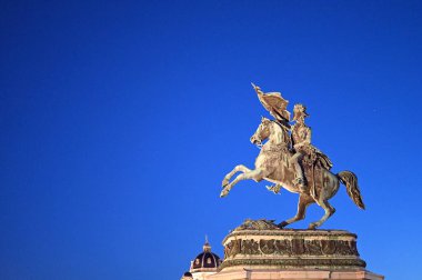 Gece Viyana 'da Heldenplatz meydanında Arşidük Charles' ın heykeli