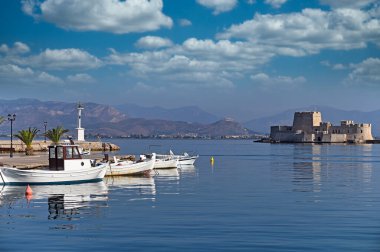 Nafplio, Moreloponnese, Yunanistan 'da tekneleri olan Bourtzi su kalesi ve limanı