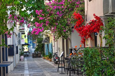 Bougainvillea çiçekleriyle dolu dar sokaklar