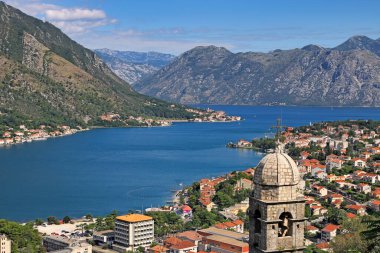 Karadağ 'ın eski Kotor ve Kotor Körfezi' ne bakan tarihi Çaresi Kilisesi 'nin Panorama manzarası