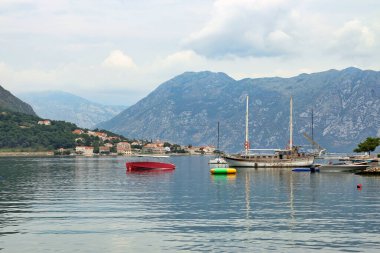 Limandaki eski bir yelkenli gemisi, Kotor Bay Montenegro