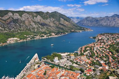 Eski Kotor kasabası ve Karadağ 'ın Boka Körfezi havacılık manzarası