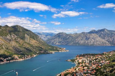 Kotor Körfezi. Karadağ 'ın Kotor körfezinde yaz mevsiminde hava manzarası