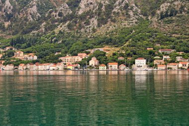 Karadağ 'ın Kotor Körfezi kıyısındaki tarihi Prcanj kasabasının panoramik manzarası