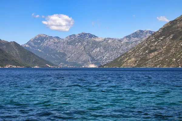 kotor Karadağ deniz ve dağlar manzara Bay 
