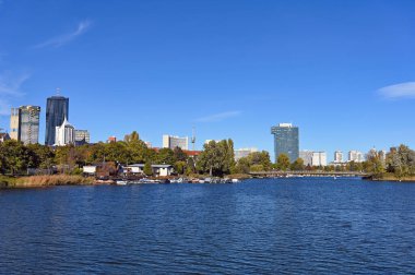 Viyana modern binalar ve Donau nehri, nehir kenarı, sonbahar sezonu, Avusturya