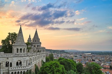 Balıkçı Kalesi 'nin panoramik manzarası, Macaristan' ın Budapeşte yamacından günbatımına kadar uzanır.