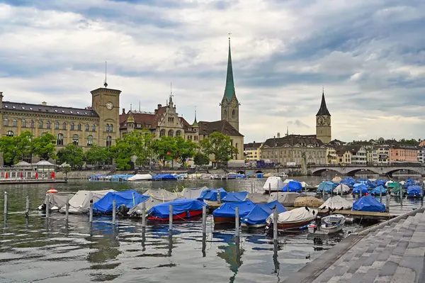 Limmat nehrinden Zürih manzaralı Aziz Peter ve Fraumunster kilisesi saat kuleleri manzaralı. 