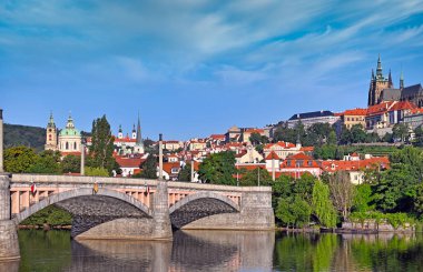 Vltava nehrinin kıyısından Manes köprüsüne ve Prag şatosuna, Çek Cumhuriyeti