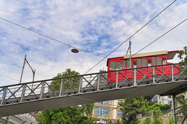 Zürih 'teki merkez meydanında Polybahn teleferiği.