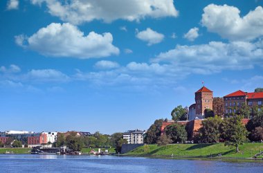 Krakow Poland 'daki Wawel Kalesi. Wisla nehri kıyısındaki manzara.