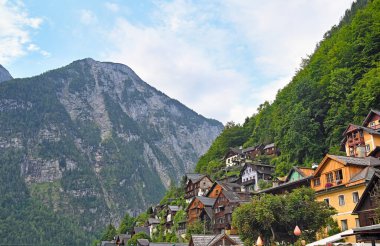 Hallstatt köyündeki dağ ve eski evler