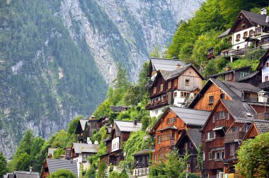 Avusturya Hallstatt dağındaki eski ahşap evler