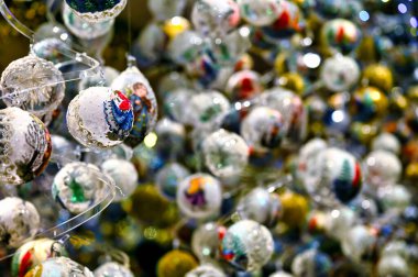 Parlak noel süsleri ve dekorasyon tatili sezonu 