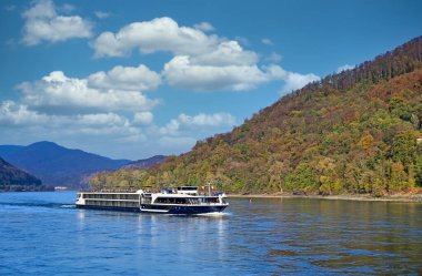 Avusturya 'nın Aşağı Avusturya eyaletinde Tuna Nehri' nde bulunan Wachau Vadisi 'nin (Unesco Dünya Mirası Alanı) Panorama' sı