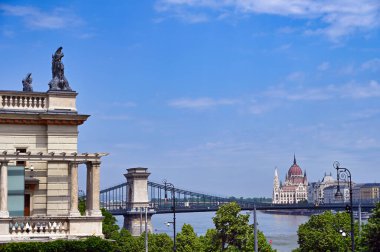 Budapeşte 'deki Budapeşte Kraliyet Sarayı ve Macaristan Parlamentosu binasındaki Varkert Çarşısı