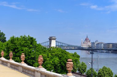 Macaristan 'ın başkenti Budapeşte' den Macaristan Parlamentosu ve Tuna nehri üzerindeki Varkert Çarşısı 'ndan görüntüler