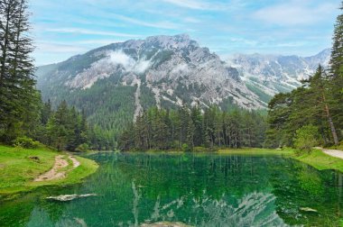 Avusturya, Styria 'daki Yeşil Göl ve dağlar, bahar mevsimi