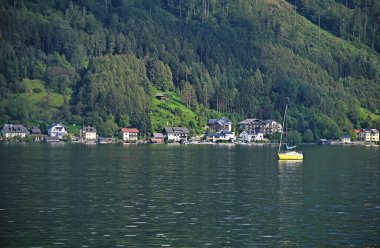 Avusturya, Traun Traunsee Gölü 'nde yelken açan sarı bir yelkenli.