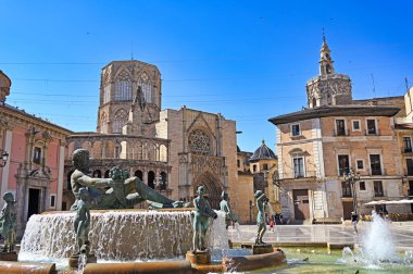 İspanya, Valencia 'nın eski bir kasabası olan Plaza de la Virgen' deki Rio Turia çeşmesi.
