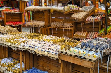 Güzel renkli ve boyanmış Paskalya yumurtaları, Viyana pazarı.