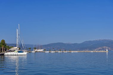 Limandaki yelkenliler ve yatlar, Nafplio, Yunanistan, yaz mevsimi