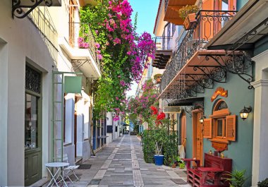 Bougainvillea çiçekleriyle Nafplion şehrinin dar sokakları
