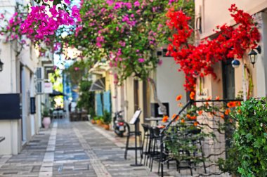 Nafplion şehrinin dar sokakları Bougainvillea çiçekleri, Yunanistan