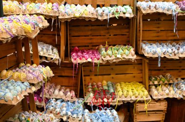 Tahta raflarda renkli Paskalya yumurtaları, Viyana, Avusturya