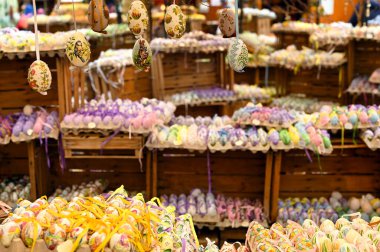 Tahta raflarda renkli ve boyalı Paskalya yumurtaları, Viyana, Avusturya